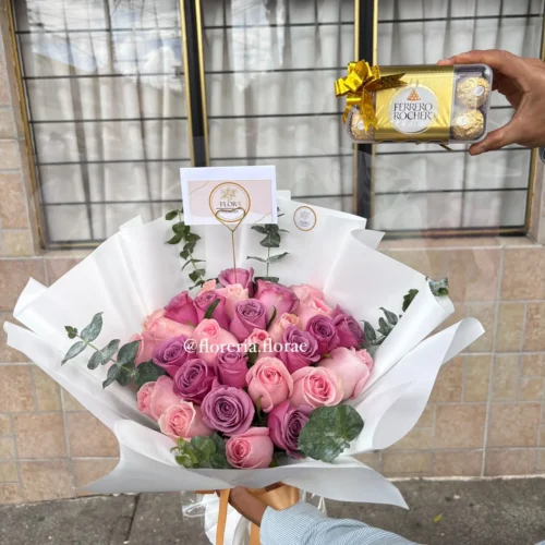 Ramo de rosas rosas y moradas con caja de chocolates Ferrero Rocher, regalo romántico de flores y dulces de Florería Florae.
