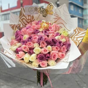ramo buchon 70 rosas combinadas con corona