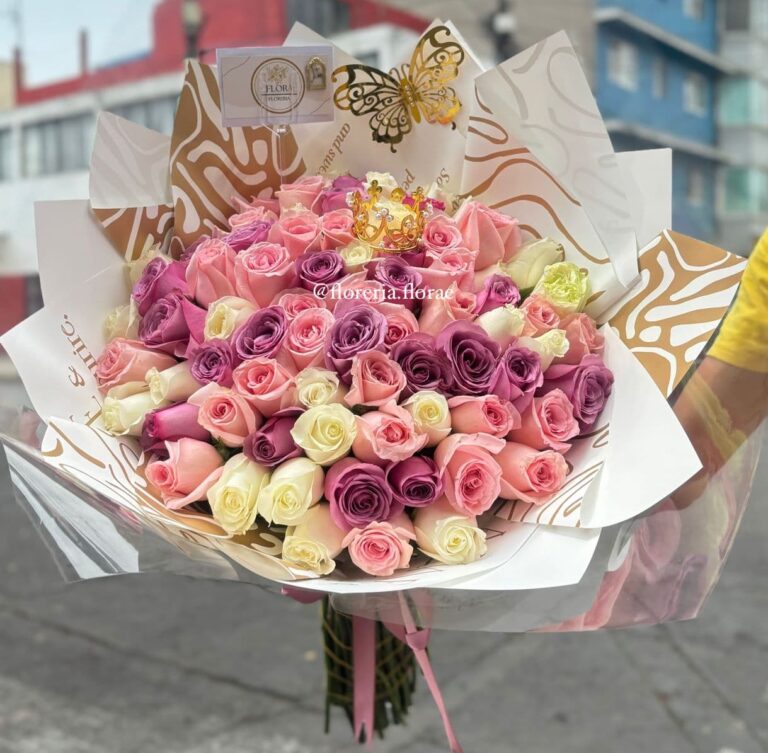 ramo buchon 70 rosas combinadas con corona