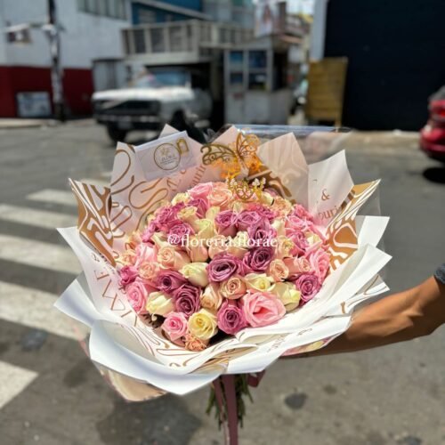 ramo 70 rosas combinadas con corona