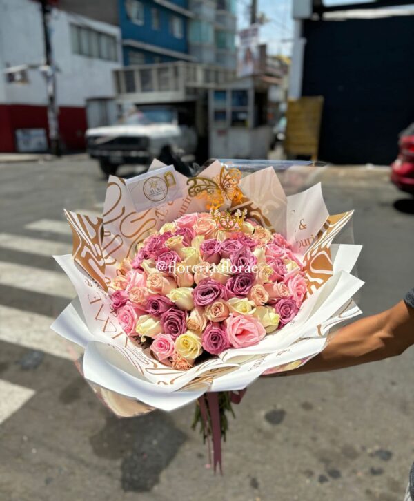 ramo 70 rosas combinadas con corona
