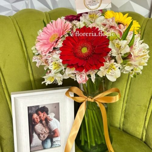 jarron con gerberas y astromelias