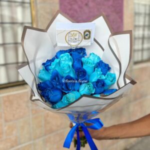 ramo 24 rosas azules