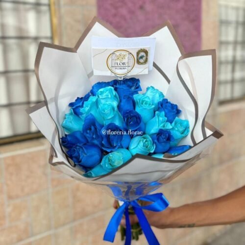 ramo 24 rosas azules