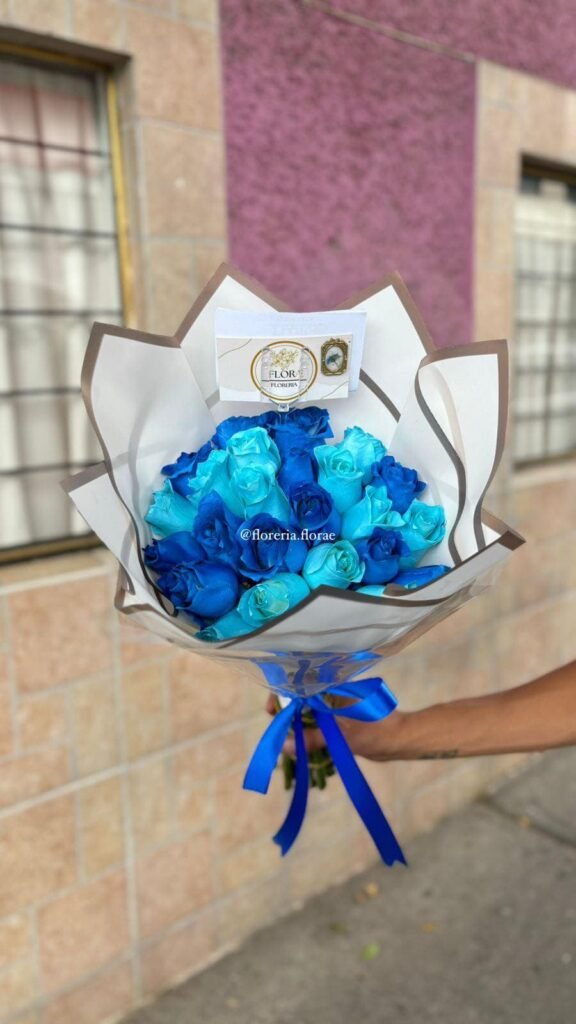 ramo 24 rosas azules