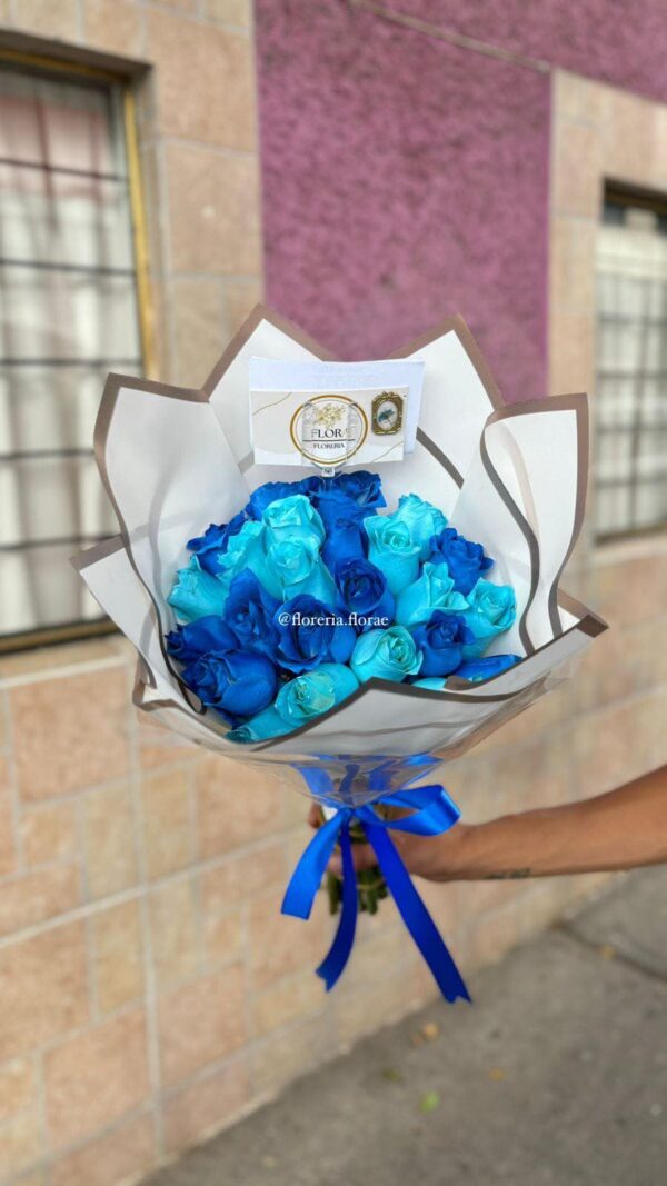 ramo 24 rosas azules