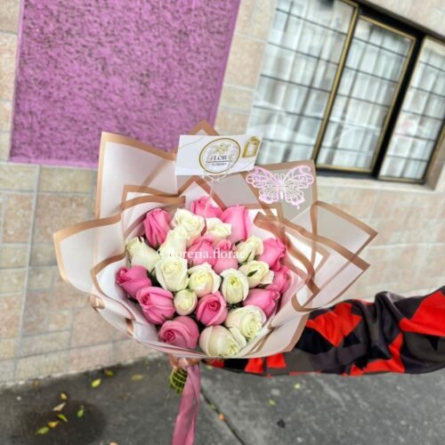 ramo 24 rosas blanco con fiusha
