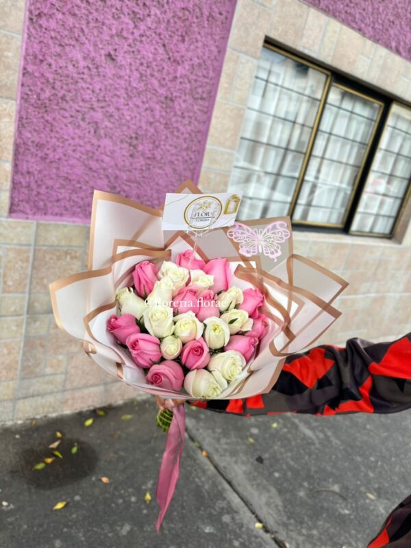 ramo 24 rosas blanco con fiusha