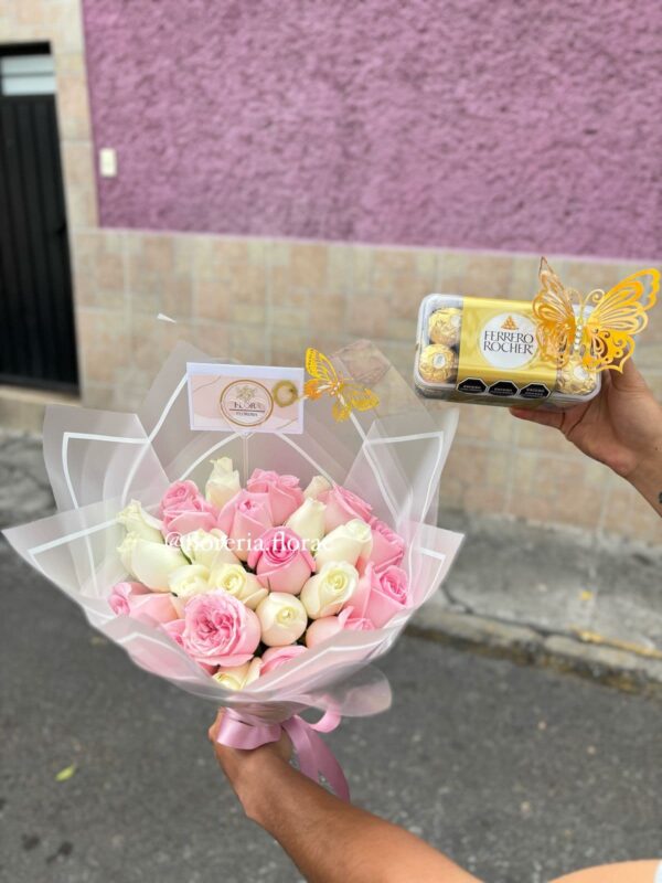 ramo 24 rosas combinadas con chocolates