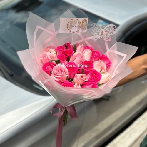 ramo 24 rosas combinadas rosas con fiusha