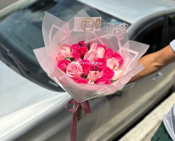 ramo 24 rosas combinadas rosas con fiusha