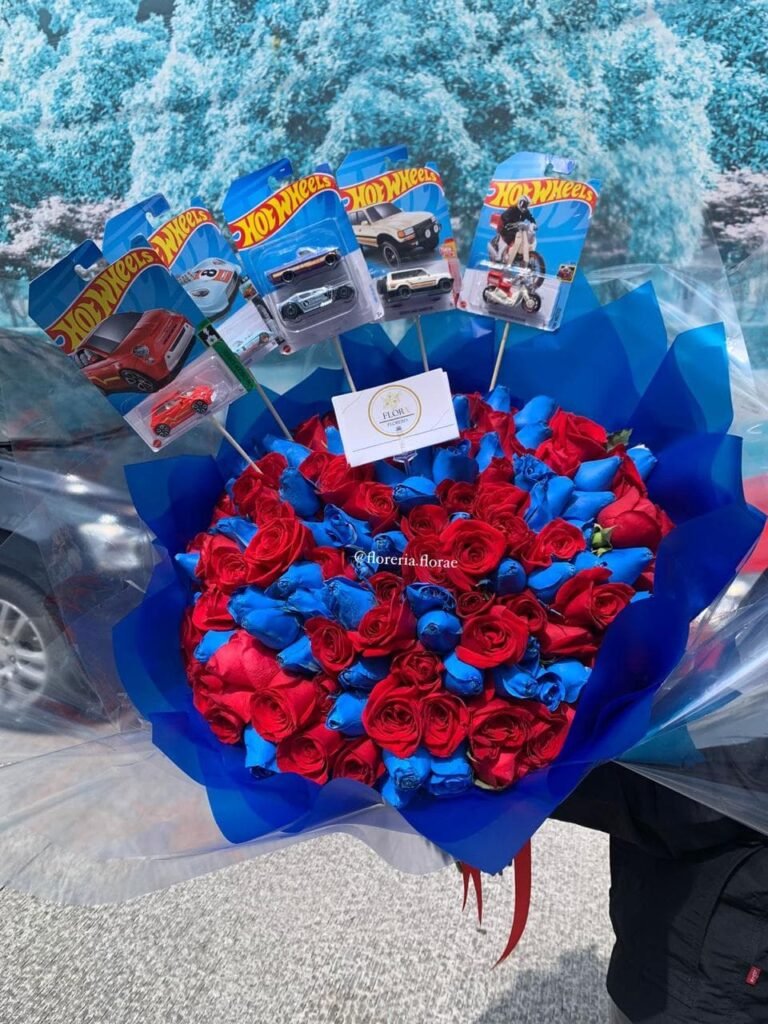 ramo 150 rosas combinadas rojas con azul con hotwheels