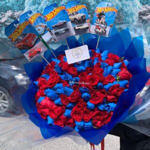 ramo 150 rosas combinadas rojas con azul con hotwheels