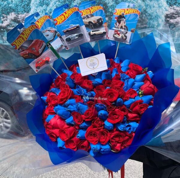 ramo 150 rosas combinadas rojas con azul con hotwheels