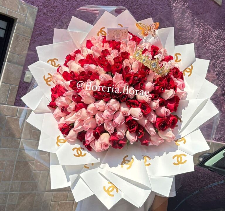 ramo buchon 150 rosas rosas con rojas mas corona