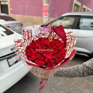ramo 50 rosas mas corona
