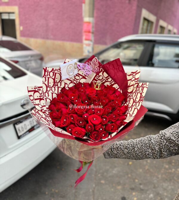ramo 50 rosas mas corona