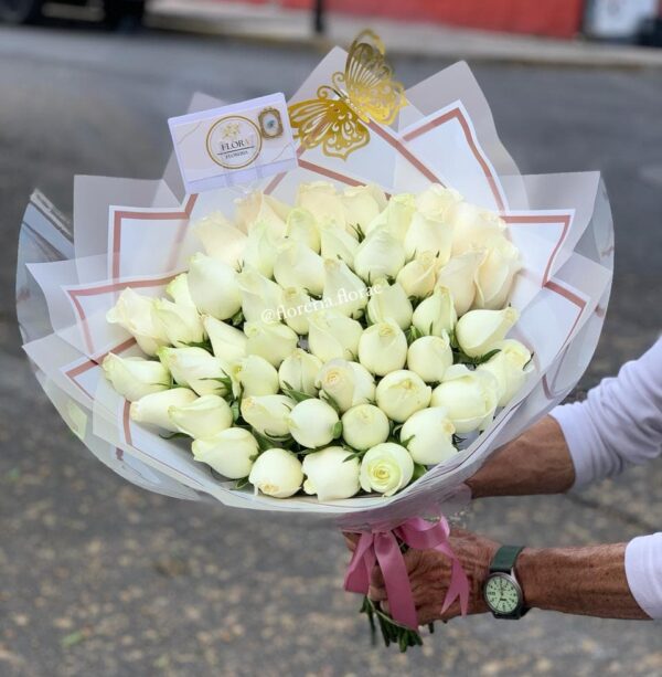 ramo 50 rosas blancas
