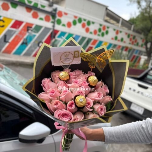 ramo de 24 rosas con chocolates