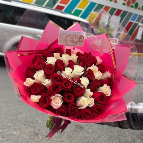 ramo 50 rosas combinadas