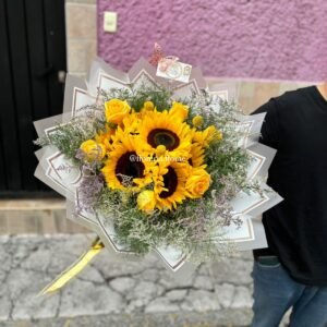 ramo de girasoles con rosas amarillas craspedia y limonium
