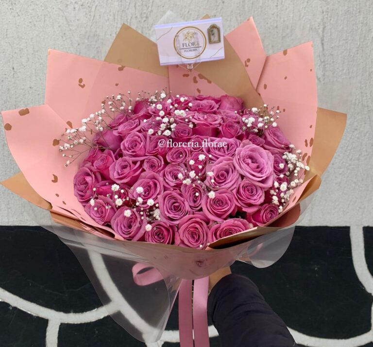 ramo 50 rosas moradas con flor nube