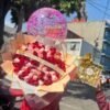 ramo 100 rosas combinadas con liston globo y chocolates ferrero