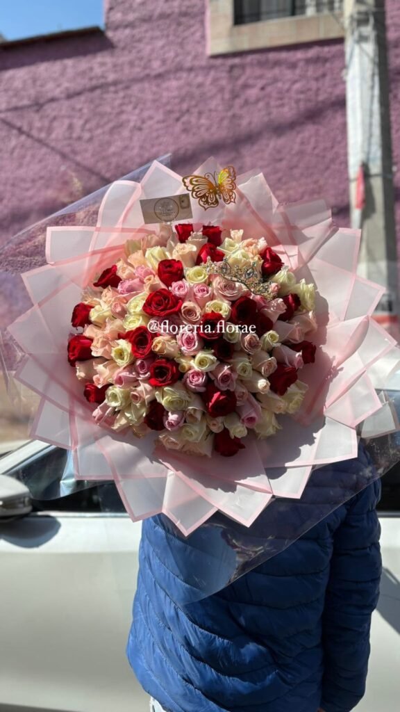 ramo 100 rosas combinadas en 4 tonos con tiara