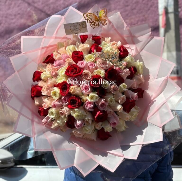 ramo 100 rosas combinadas en 4 tonos con tiara