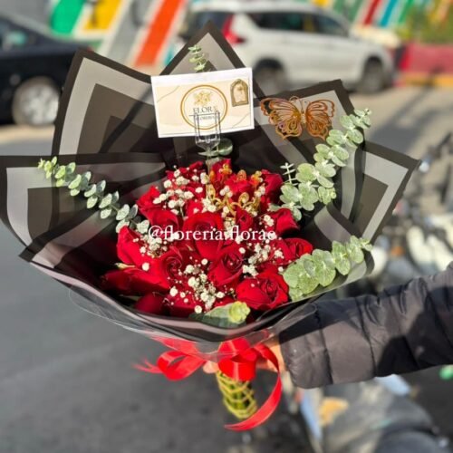 ramo 20 rosas rojas con flor nube y follaje dolar