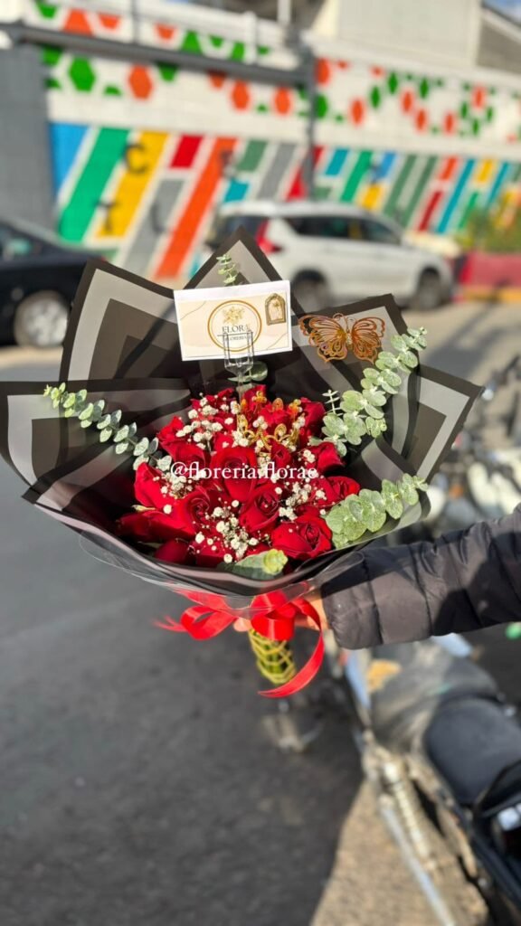 ramo 20 rosas rojas con flor nube y follaje dolar
