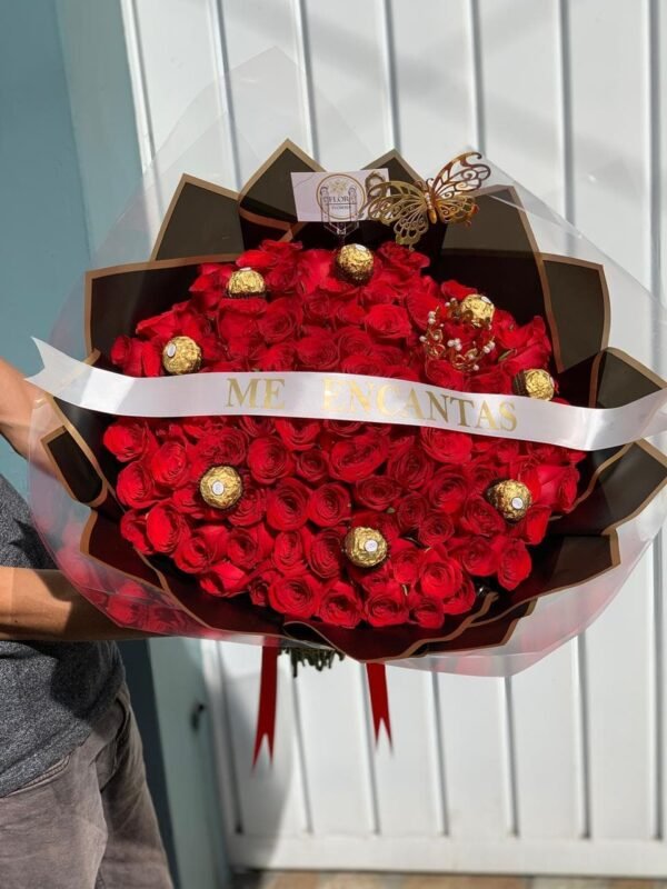 ramo 100 rosas rojas con corona y chocolates