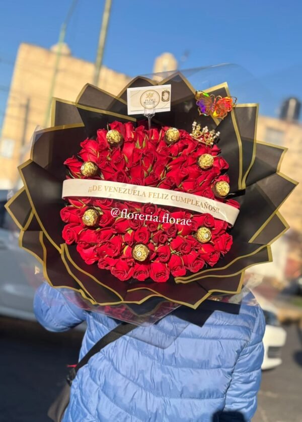 ramo 100 rosas rojas con corona chocolates y liston