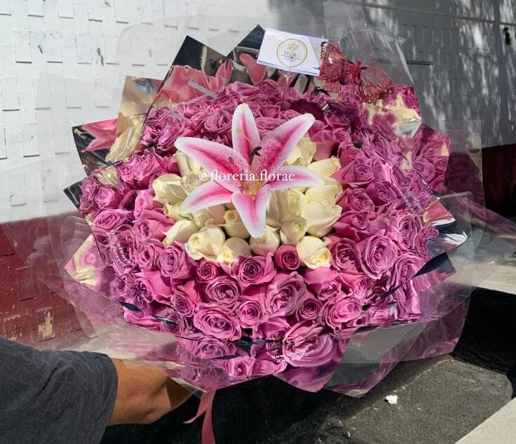 ramo combinado 50 rosas combinadas moradas con blanco y lirio
