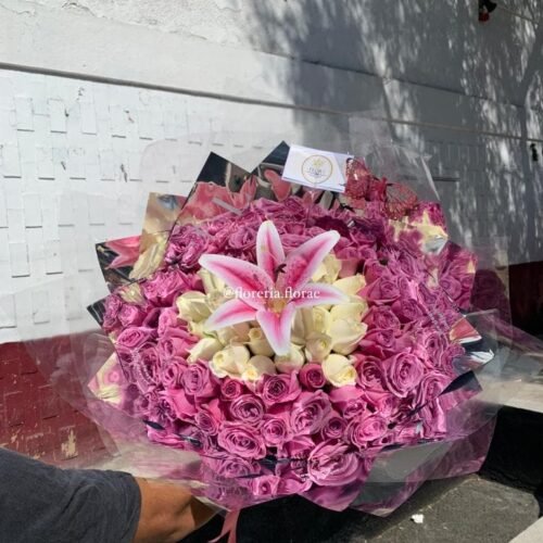 ramo 50 rosas con lirio en medio