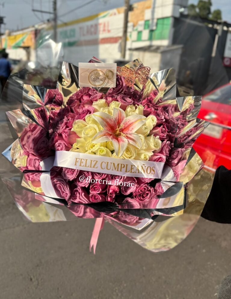 ramo 50 rosas combinadas con liston