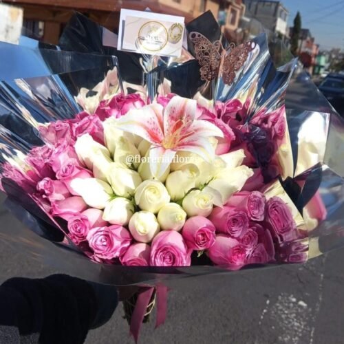 ramo 50 rosas combinadas con lirio en el centro