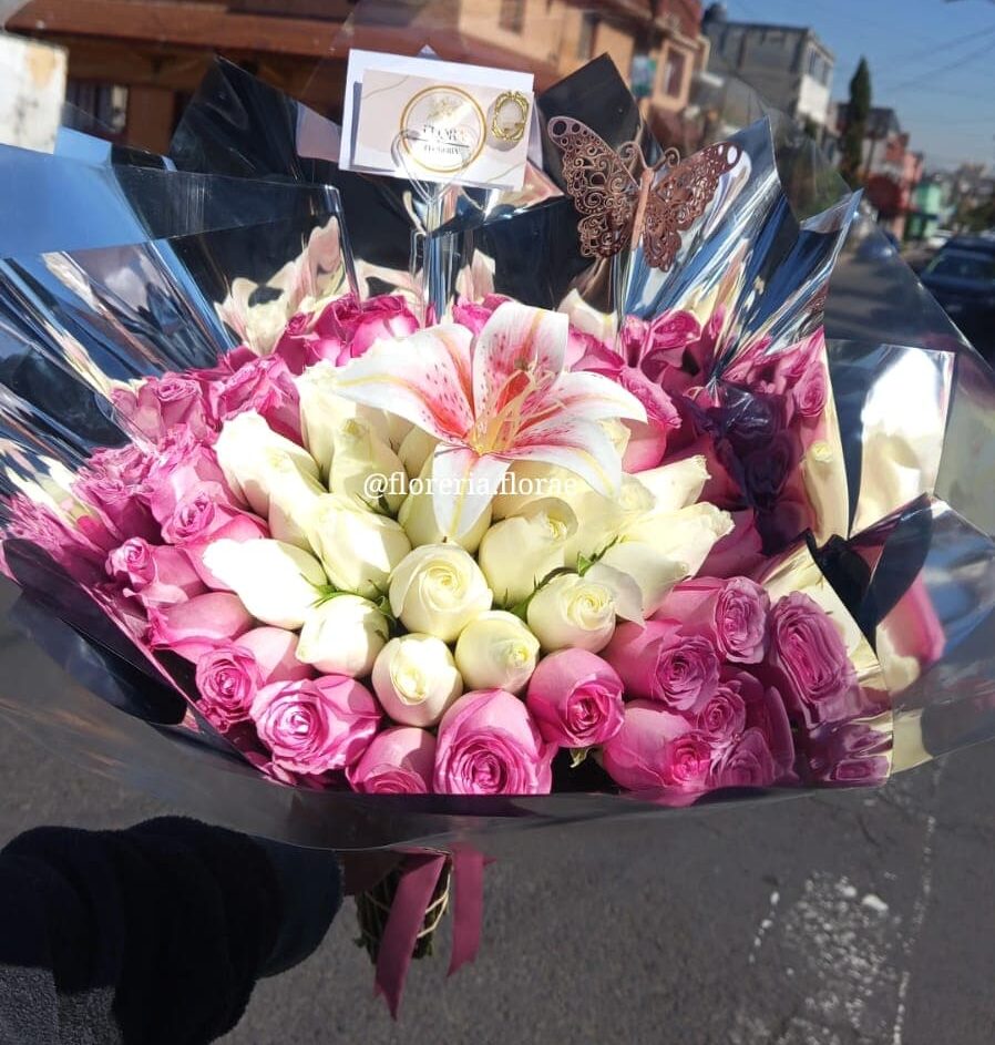 ramo 50 rosas combinadas con lirio en el centro