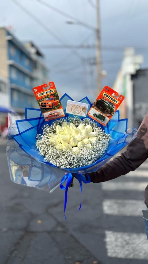 ramo de rosas con carritos