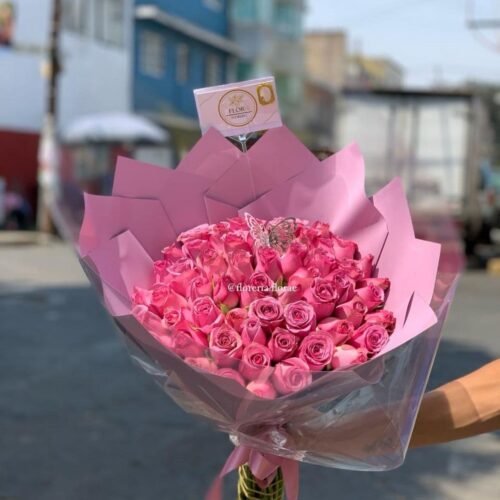 ramo 50 rosas lilas con mariposa