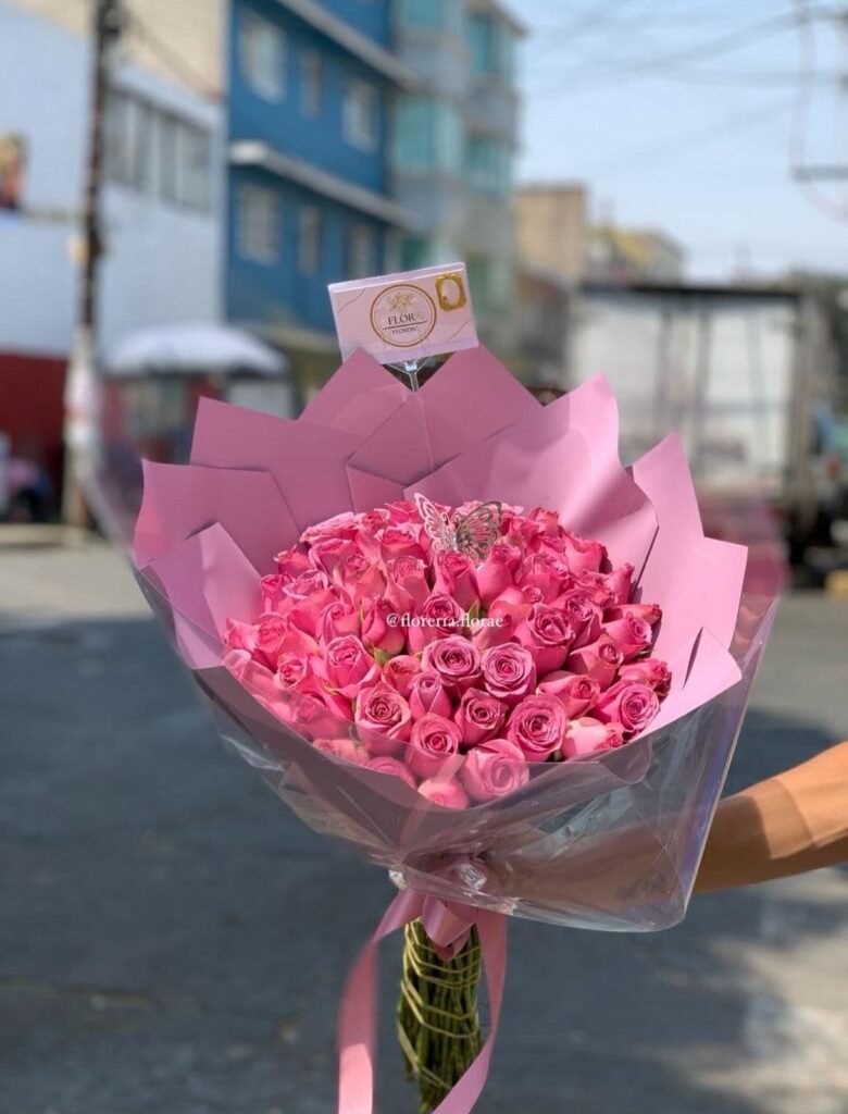 ramo 50 rosas lilas con mariposa