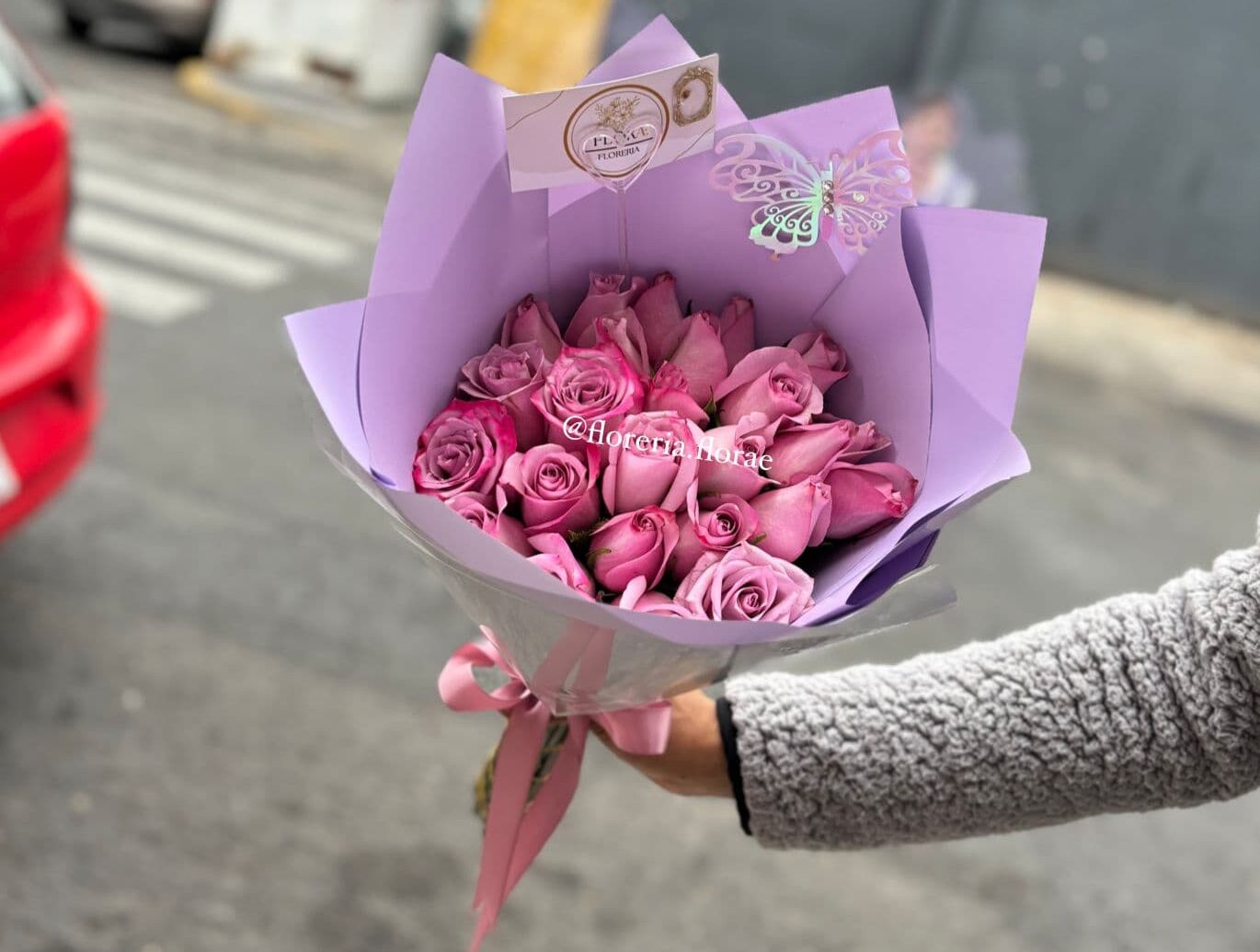 ramo 24 rosas con mariposa