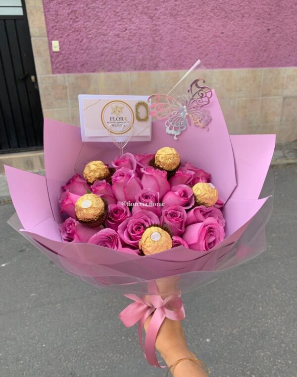 ramo rosas moradas con chocolates ferrero rocher