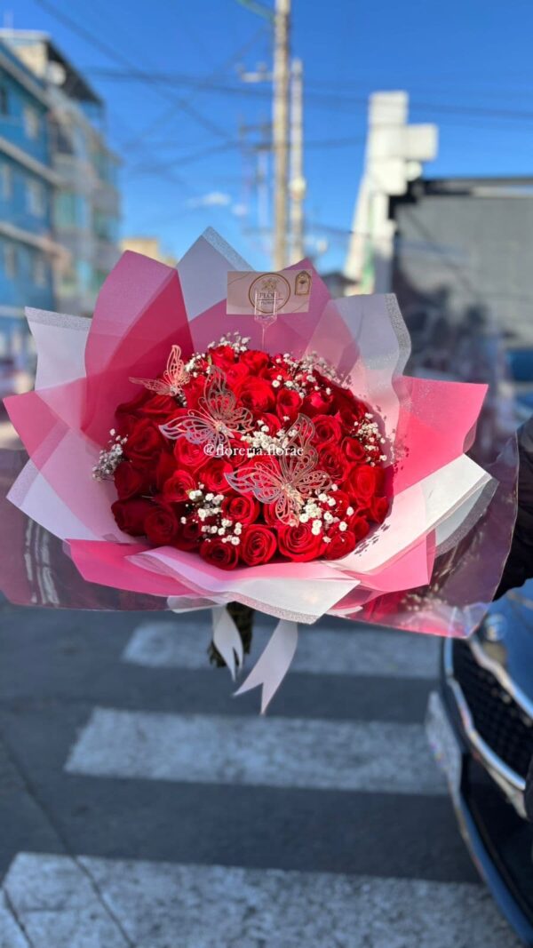 ramo 50 rosas rojas con flor nube y mariposas