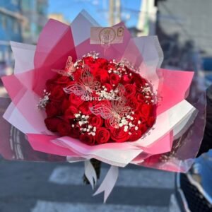 ramo 50 rosas rojas con flor nube y mariposas