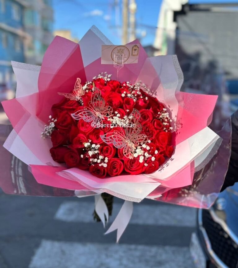 ramo 50 rosas rojas con flor nube y mariposas