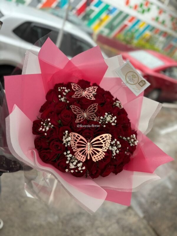 ramo 50 rosas con nube y mariposas