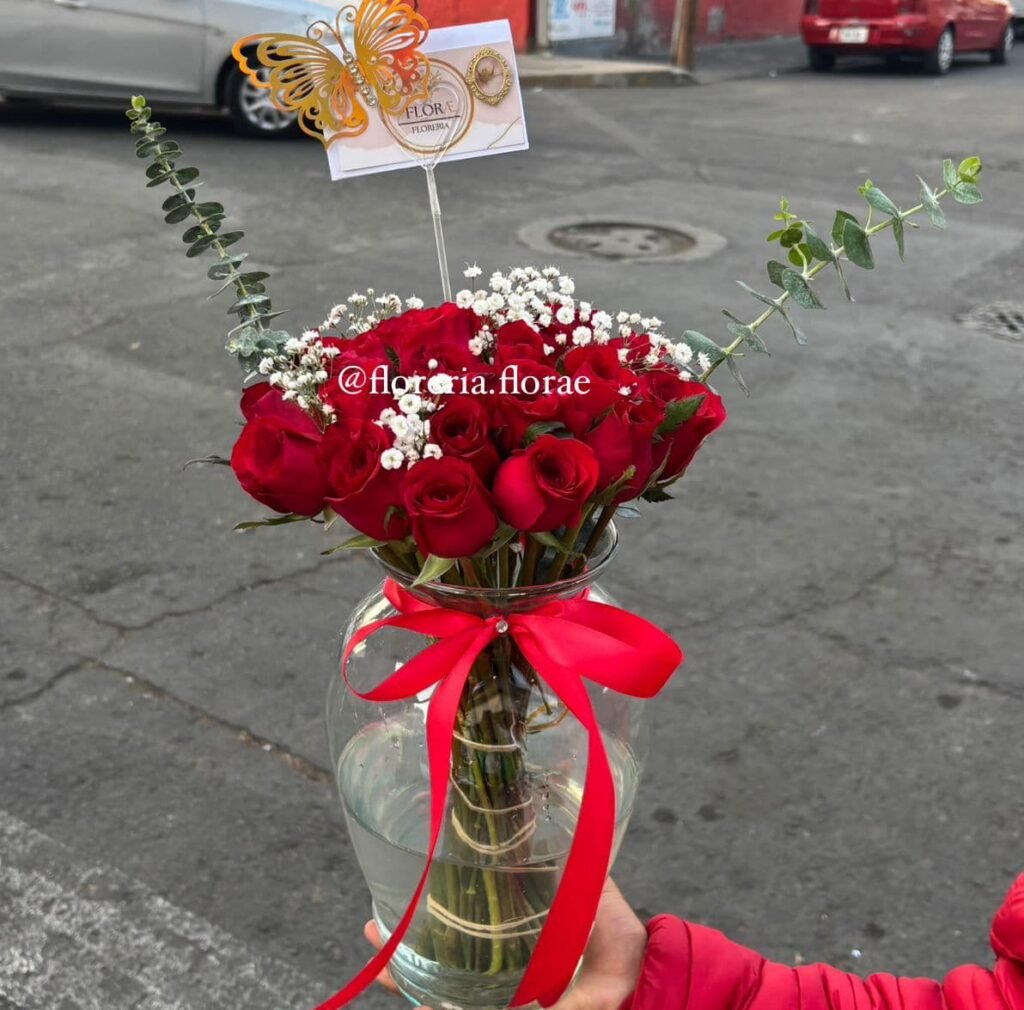 jarron de 24 rosas rojas