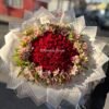 ramo de 70 rosas rojas con astromelias