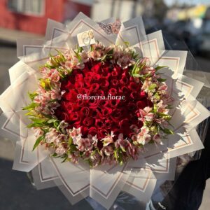 ramo de 70 rosas rojas con astromelias